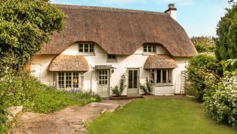 Beautiful Thatched Cottage in Lovely Village